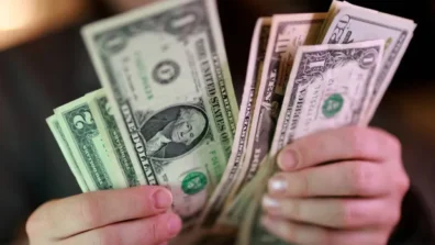 الدولار يستجمع قواه مع تعافي الثقة وتراجع توقعات رفع الفائدة الأميركية