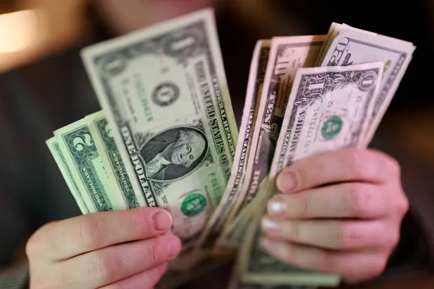 الدولار يستجمع قواه مع تعافي الثقة وتراجع توقعات رفع الفائدة الأميركية