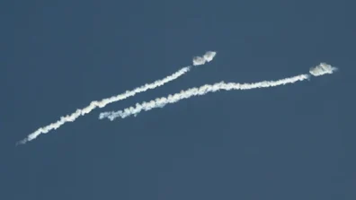 مقتل شخصين وإصابة 3 نتيجة سقوط شظايا صاروخ في أبوظبي