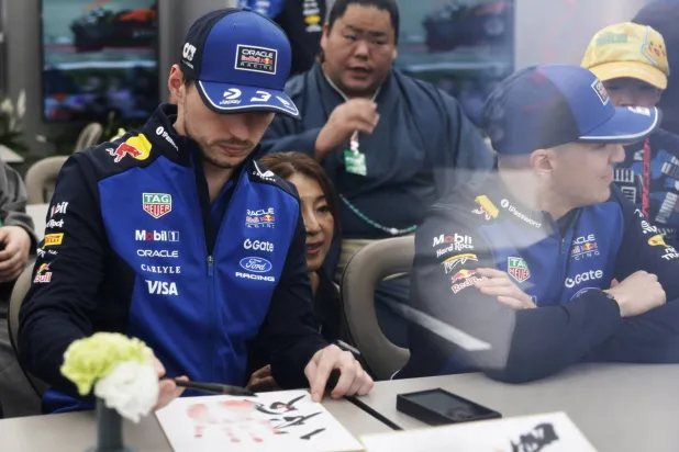 فرستابن ينفجر غضباً… ويطرد صحافياً في «سباق اليابان»