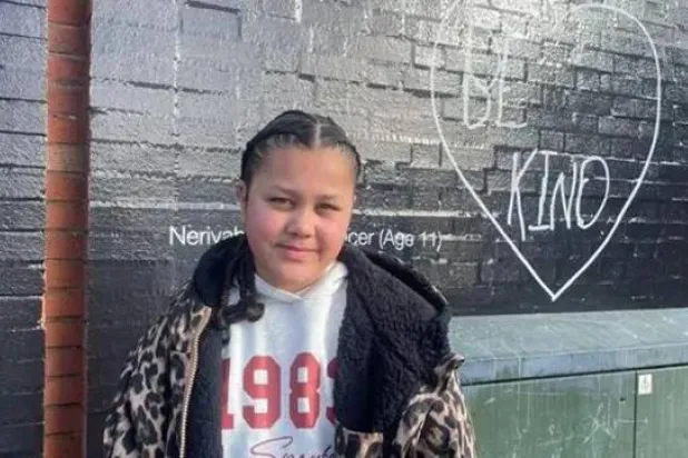 رسائل ابنة الـ11 عاماً تتحوَّل جدارية فنّية في مدينة إنجليزية