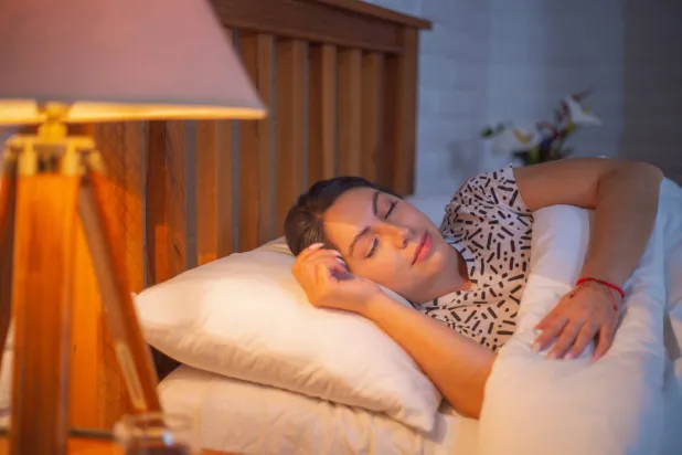 6 أعشاب يمكنك استخدامها بدلاً من تناول الميلاتونين لتحسين النوم