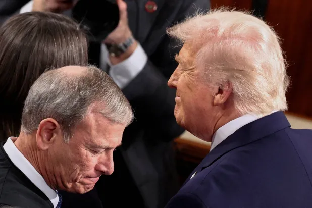 ترمب يطالب بقانون يعاقب «القضاة المارقين»