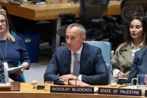 «حماس» غاضبة من ملادينوف: يربط كل شيء بنزع السلاح