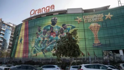 السنغال تتحدى وتحتفل بـ«كأس أفريقيا» في ملعب فرنسا الدولي