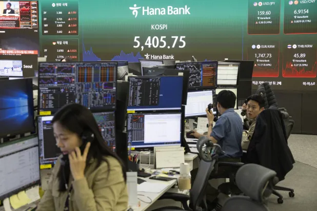 الأسهم الآسيوية تتراجع متأثرة بخسائر «وول ستريت»