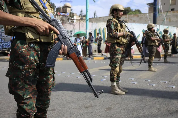 أموال الزكاة والأوقاف تؤجج الصراع بين القادة الحوثيين