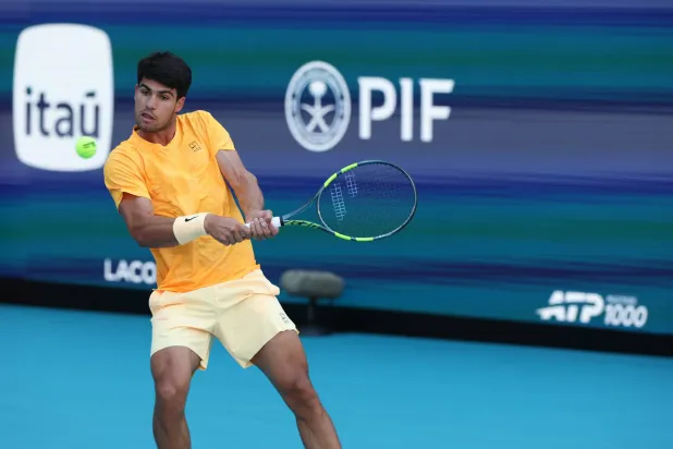 ألكاراس يستعد لتجربة استاد «برنابيو» مع تركيب ملعب تدريب رملي