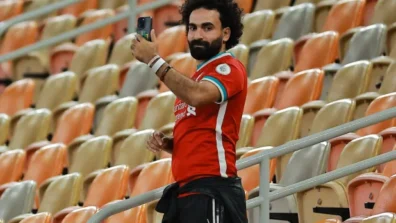 30 ألف مشجع مصري في مدرجات الجوهرة… وشبيه صلاح يخطف الأنظار