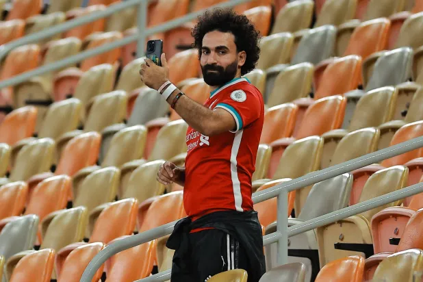 30 ألف مشجع مصري في مدرجات الجوهرة… وشبيه صلاح يخطف الأنظار