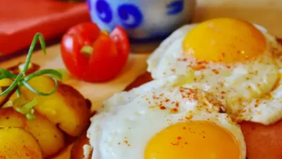 الشوفان مقابل البيض… أيهما أفضل للإفطار من حيث الألياف والبروتين؟