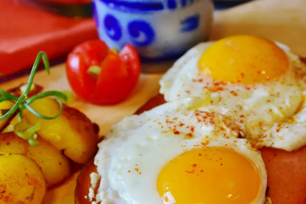 الشوفان مقابل البيض… أيهما أفضل للإفطار من حيث الألياف والبروتين؟