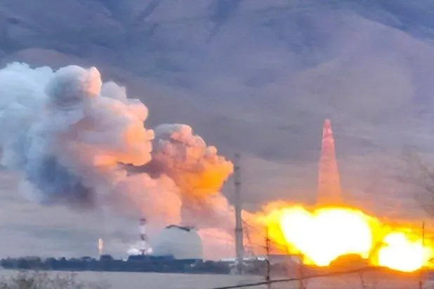 الحرب تمتد إلى المفاعلات والمصانع