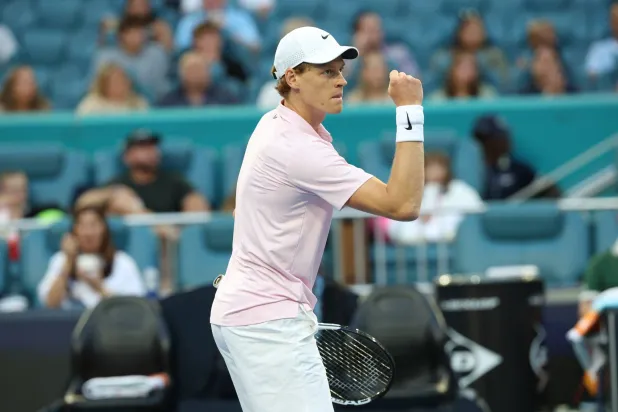 «دورة ميامي»: سينر يتأهل لملاقاة ليهيتشكا من أجل «ثنائية الشمس المشرقة»