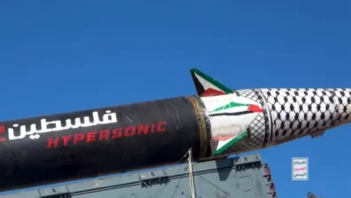 إيران تدفع ورقتها الحوثية إلى المعركة بعد شهر من الحرب