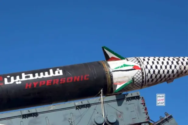 إيران تدفع ورقتها الحوثية إلى المعركة بعد شهر من الحرب