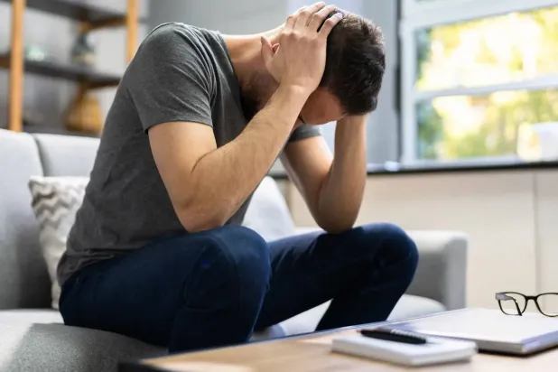 «ضباب الدماغ» يبدأ من يومك… عادات صغيرة تُشوِّش ذهنك