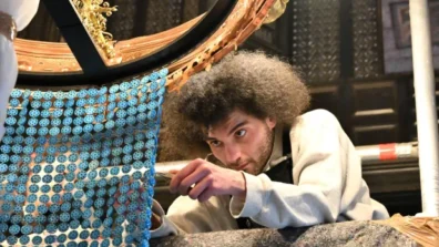 ثريا العيون الزرقاء في متحف «ليتون هاوس» بلندن: تعويذة ضد العنف والمحو