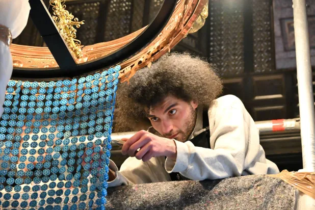 ثريا العيون الزرقاء في متحف «ليتون هاوس» بلندن: تعويذة ضد العنف والمحو