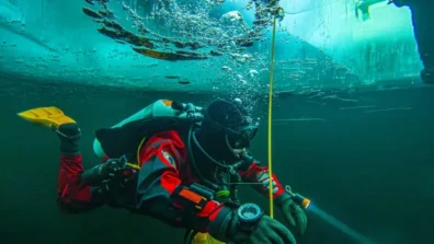 غواص ينزل إلى أعماق متجمِّدة ويعود بحكاية مدهشة