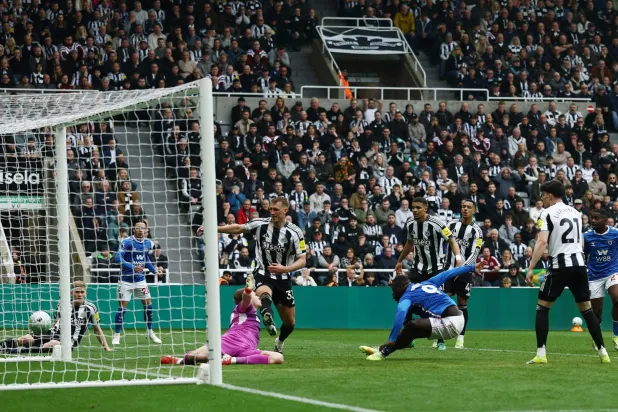 إيدي هاو يواجه أزمة كبيرة في نيوكاسل… ومستقبله على المحك