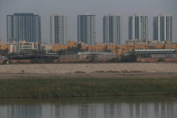 العراق: الدفاعات الجوية تتصدى لمسيّرتَين استهدفتا السفارة الأميركية في بغداد