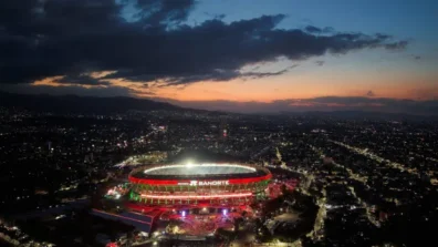 وفاة مشجع إثر سقوطه في حفل إعادة افتتاح ملعب «أزتيكا» بالمكسيك