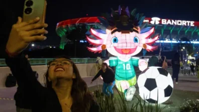 جماهير المكسيك تحتفل بإعادة افتتاح استاد «أزتيكا» متجاهلة توتر ما قبل كأس العالم