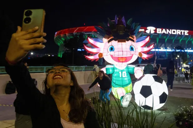 جماهير المكسيك تحتفل بإعادة افتتاح استاد «أزتيكا» متجاهلة توتر ما قبل كأس العالم