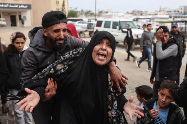 مقتل 3 وإصابة آخرين في قصف إسرائيلي بجنوب مدينة غزة