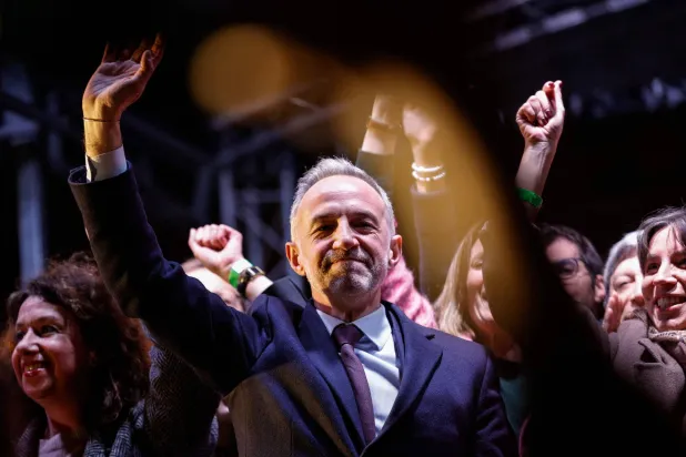 رئيس بلدية باريس يسعى لحل بشأن مفاوضات ملعب سان جيرمان