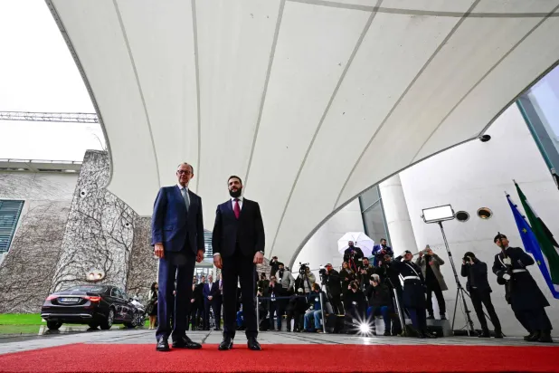 ميرتس يعلن في مؤتمر صحافي مع الشرع سعيه لإعادة 80% من اللاجئين السوريين