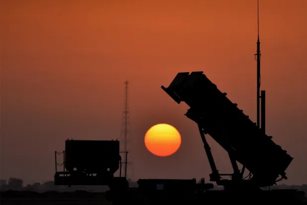 السعودية: تدمير 7 صواريخ استهدفت الرياض… وإسقاط 10 مسيّرات