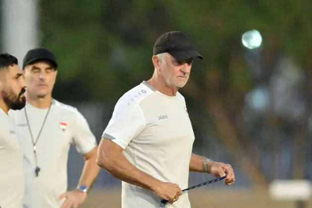 مدرب العراق يحاول إبعاد لاعبيه عن أخبار الحرب قبل مواجهة بوليفيا الحاسمة