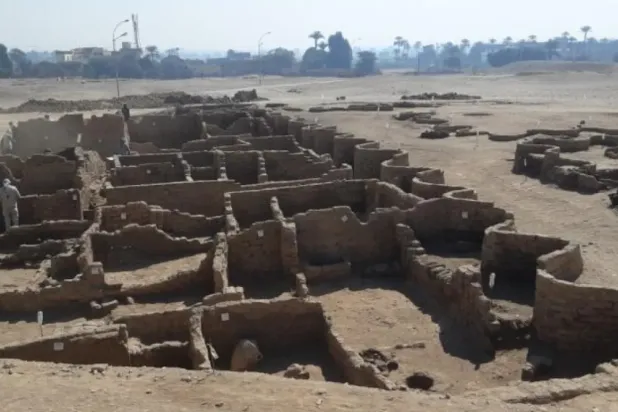 «البعثات الأثرية المصرية» في الأقصر يكشف أسرار «المدينة الذهبية»