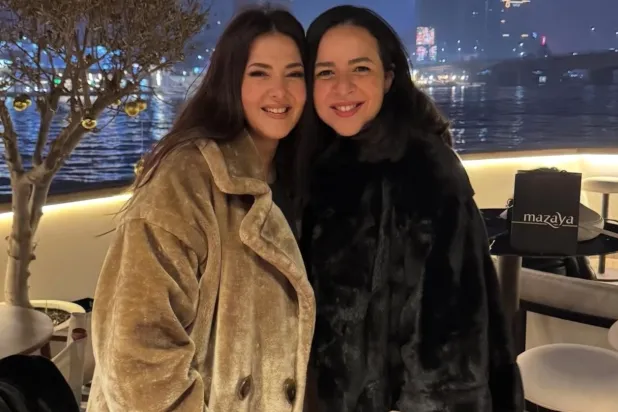 «ديو» دنيا وإيمي سمير غانم لأول مرة في المسرح يخطف الاهتمام