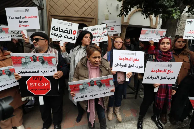 تونس: نقابة الصحافيين تدين استهداف الإعلاميين بعد الحكم بسجن صحافي عامين