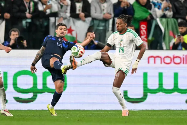 «ملحق المونديال»: التعادل السلبي يخيم على مواجهة الجزائر وأوروغواي