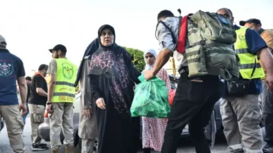 أبنائي في السلك العسكري وقلقي لا يفارقني”… أم نازحة تروي معاناتها: نريد أن تنتهي الحرب!