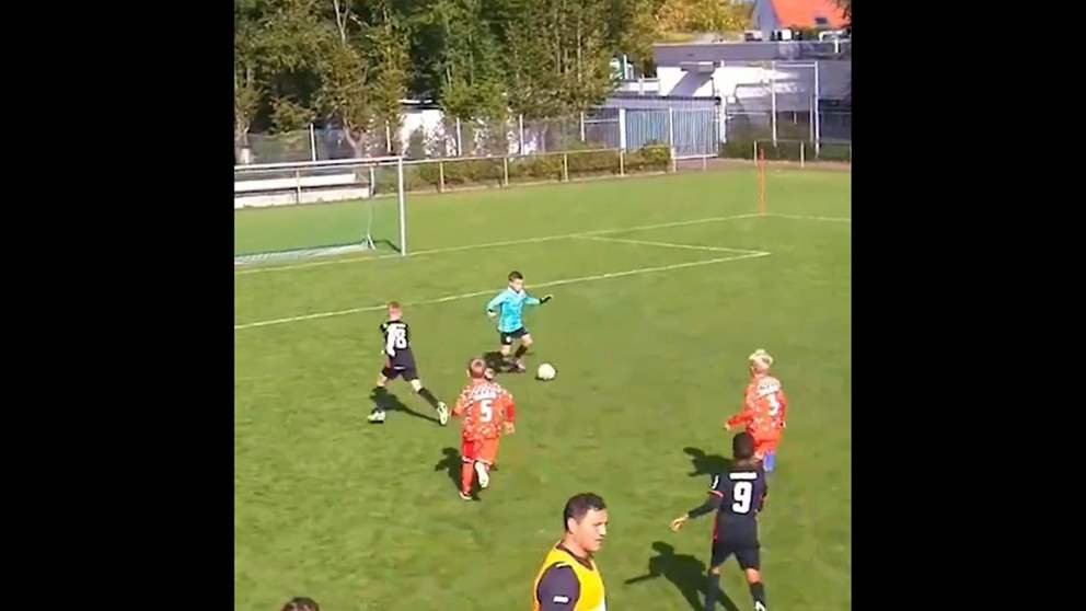 فيديو – حارس ناشئي يبهر كرة القدم بمهارة هجومية استثنائية