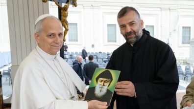 البابا يستقبل راهباً لبنانياً في الفاتيكان: دعوة إلى السلام ووقف الحرب في لبنان