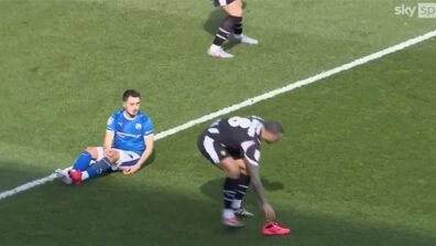 فيديو – أغرب حالات الطرد: حذاء لاعب يتسبب بطرد منافسه