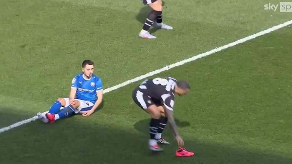 فيديو – أغرب حالات الطرد: حذاء لاعب يتسبب بطرد منافسه