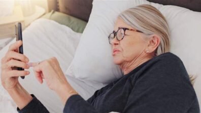 من متابعة الأخبار إلى الإدمان عليها… كيف يفسر العلم ظاهرة الـDoomscrolling؟