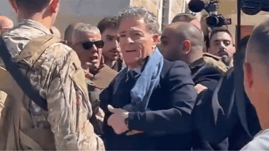 أهالي بلدة القليعة يطردون النائب الياس جرادي أثناء تقديمه واجب العزاء بالأب بيار الراعي