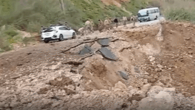 الاضرار جراء غارة اسرائيلية على جسر الخردلي