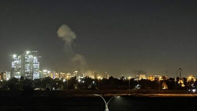 مقتل أربعة أشخاص في غارة على منزل في بغداد وهجمات صاروخية على السفارة الأميركية