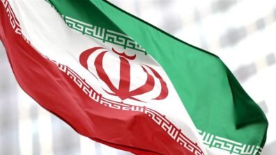 طهران تهدد بإغلاق مضيق هرمز بالكامل إذا استهدفت واشنطن منشآت الطاقة الإيرانية