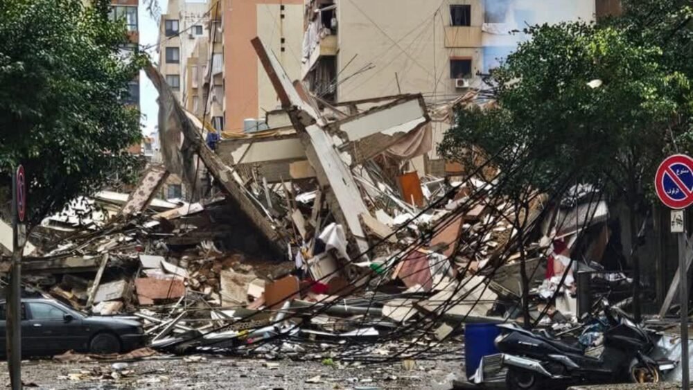 بالصورة: انهيار مبنى في حارة حريك