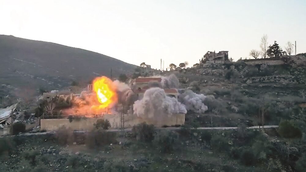 غارة عنيفة على الكفور… تدمير مبنى لرئيس البلدية